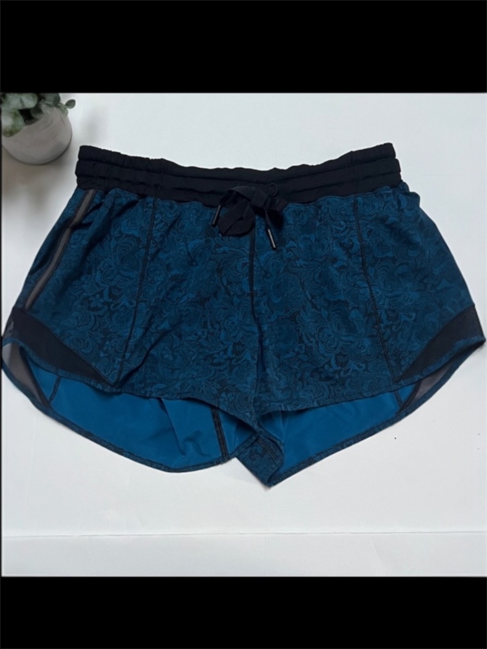 Lululemon Hotty Hot Short 2 1/2” Mini Park Lace Multi Size 6